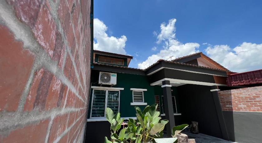 THE ATBAS HOMESTAY 18 (Semua Bilik tidur aircond) Vacation rental in Perak Tengah District