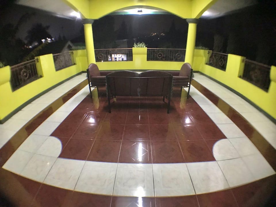 Villa Happy Villa in Cisarua