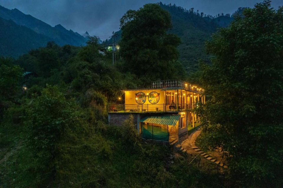Whoopers Hostel Tosh Hostel in Himachal Pradesh