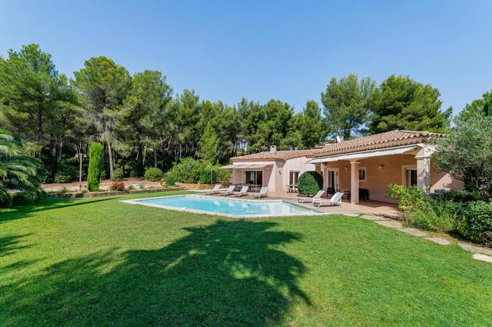 Villa Eléonore - plage à pied vue mer piscine sans vis-à-vis jardin 3600m² - Ted Home Villa in La Ciotat