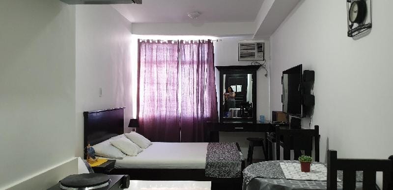 Comfy & Secure Unit w/ Netflix Apartment in Pasig