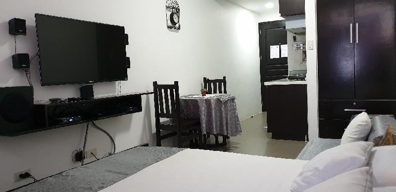 Comfy & Secure Unit w/ Netflix Apartment in Pasig
