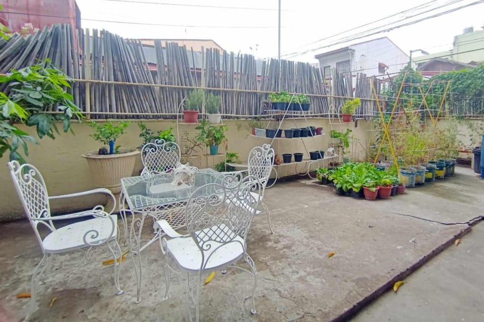 Bed and Brewhouse Apartment in Las Pinas