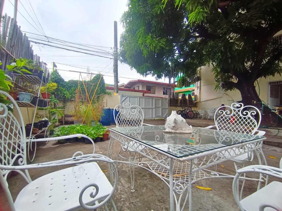 Bed and Brewhouse Apartment in Las Pinas