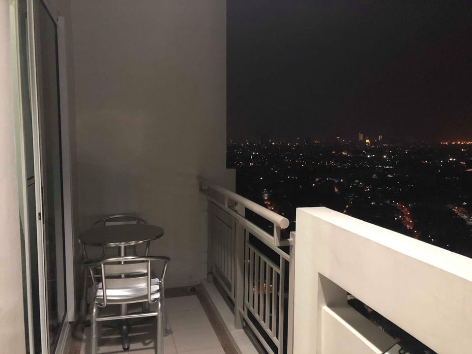 Staycation in a Spacious 2Br Unit w/ Balcony in QC Apartment in Quezon City