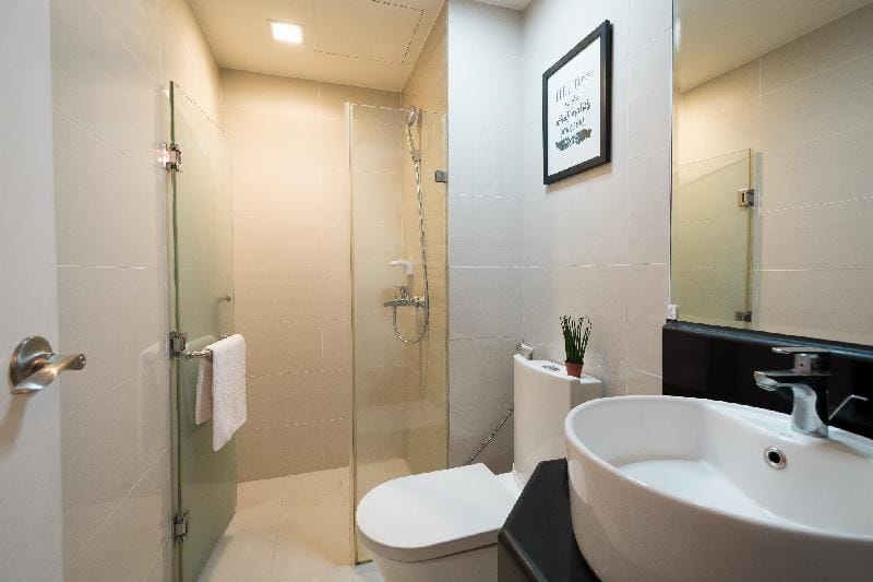 BGC 8 FORBESTOWN ROAD UNIT+WIFI READY+NETFLIX+PS4 Vacation rental in Makati