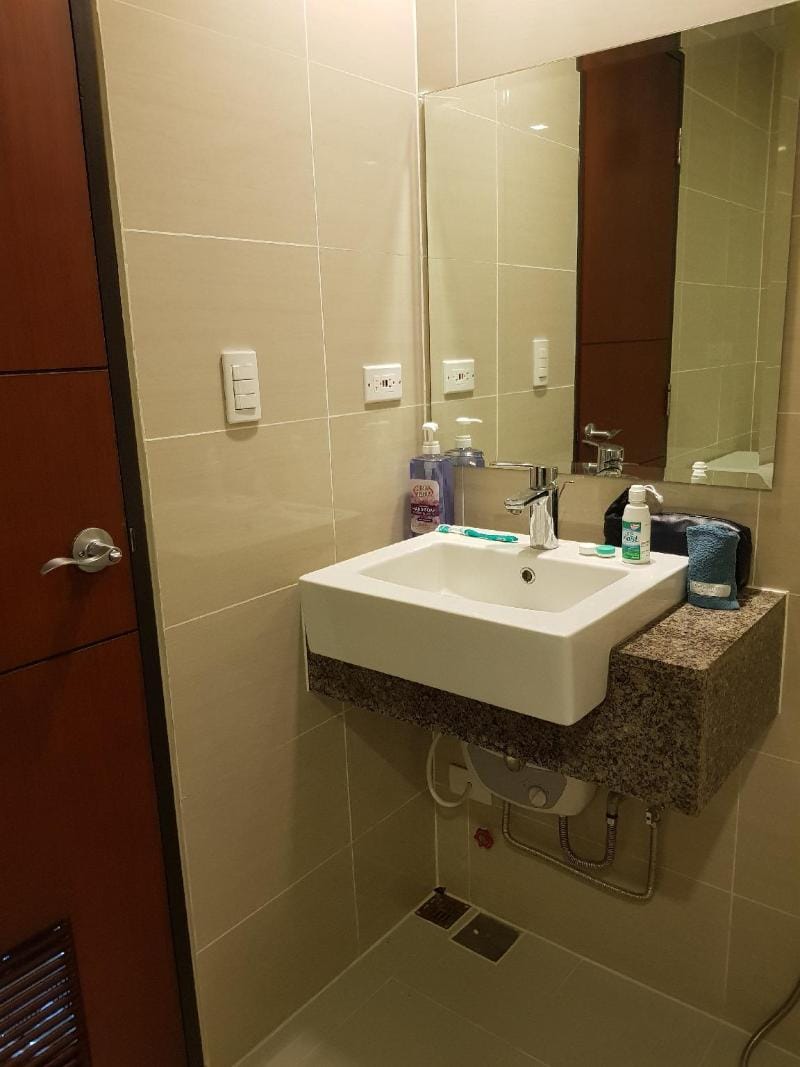 RonHaus: One Uptown Residence in the heart of BGC  Apartment in Makati