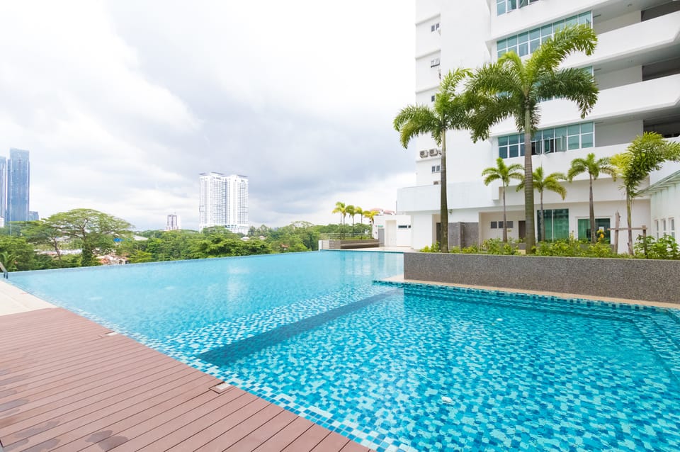 [SeaView & Netflix]  SkySuite near R&F Mall & CIQ Apartment in Johor Bahru