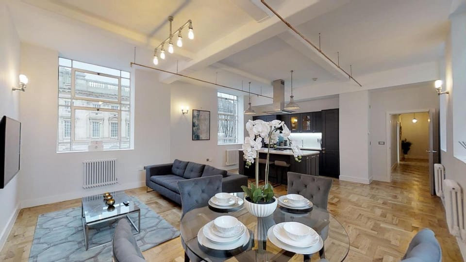The Grand Apartment by Sassie Homes, City Centre  Apartment in Birmingham