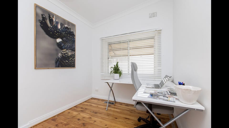 Stay at Meurant-beautiful 4 rooms medical precinct Vacation rental in North Wagga Wagga