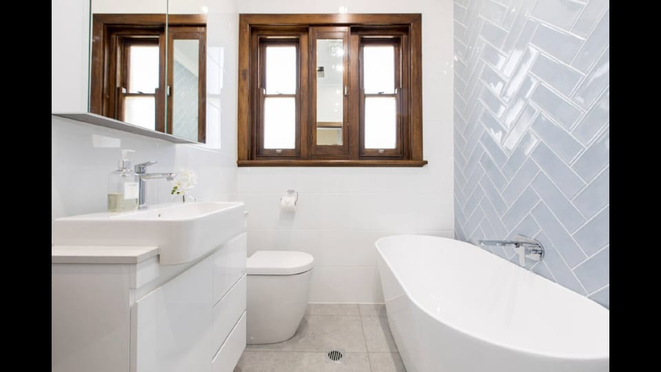 Stay at Meurant-beautiful 4 rooms medical precinct Vacation rental in North Wagga Wagga