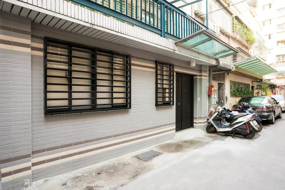 JINGAN MRT,1st floor Apt,cook,baby&elder,2room Apartment in Taipei City