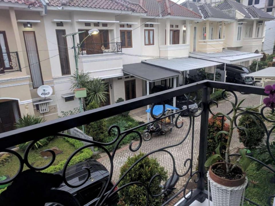 Qianna Guest House Villa in Batu
