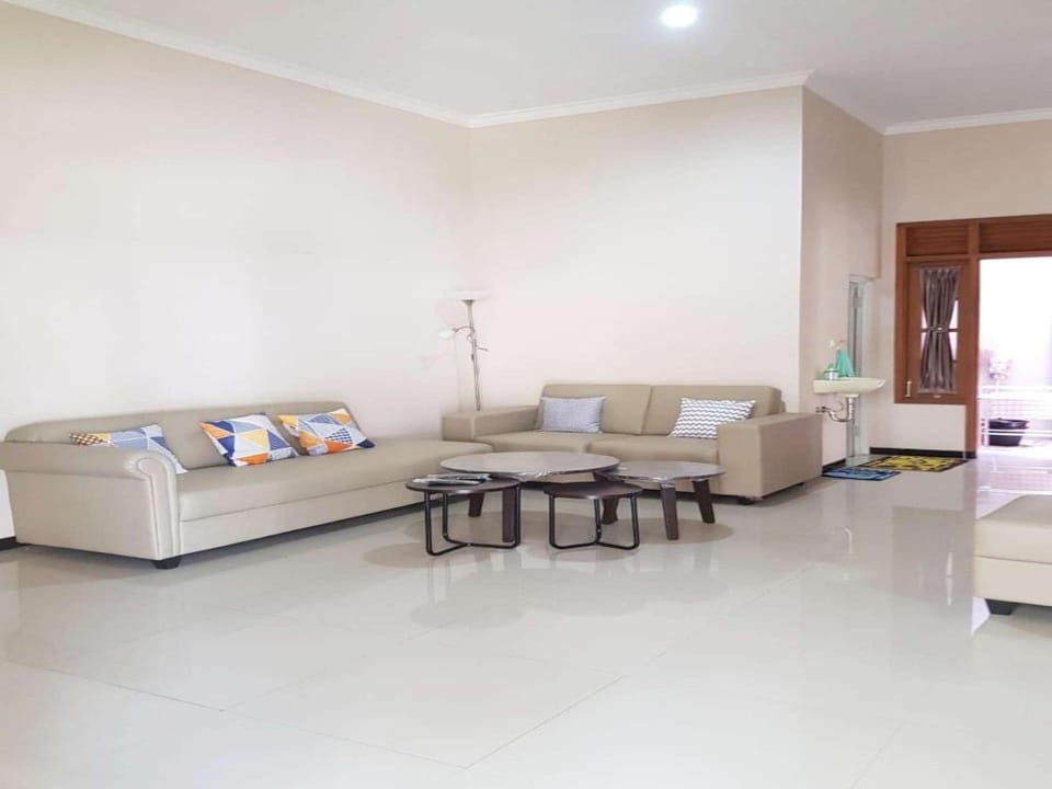 VILLA DIAMOND KUSUMA 3 Kamar Kapasitas 8 orang Villa in Batu