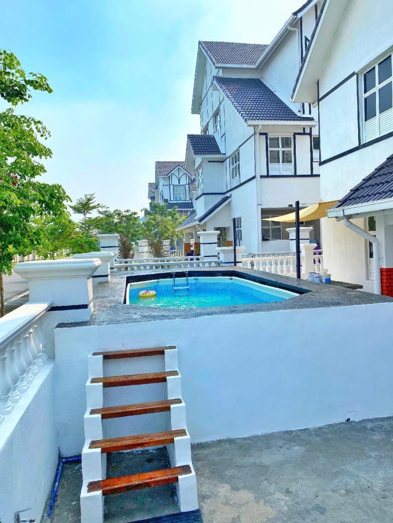 Setia Alam SCCC  swimming pool Projector House Vacation rental in Selangor, Malaysia