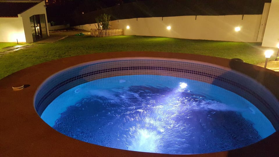 Villa Margarida,heatable pool,Jacuzzi, near beach! Villa in Olhos de Água
