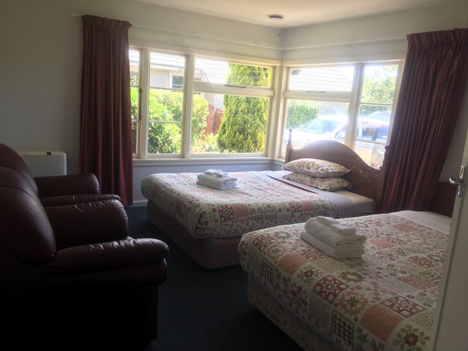 Sunny house with 5 bedrooms near airport Vacation rental in Christchurch