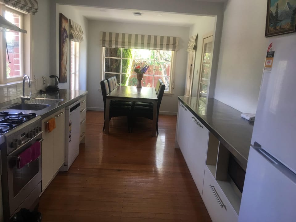 Sunny house with 5 bedrooms near airport Vacation rental in Christchurch
