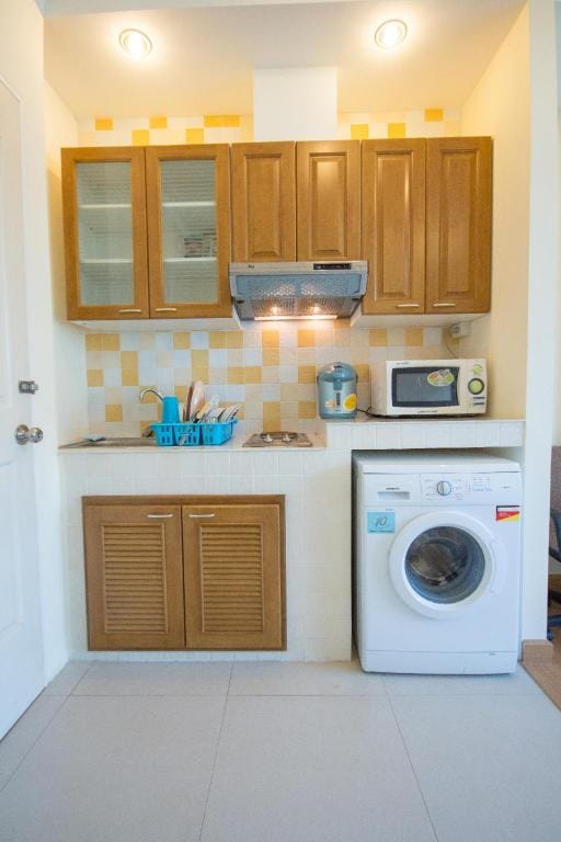  King Bed  Pool  Prime location Parking Apartment in Chiang Mai