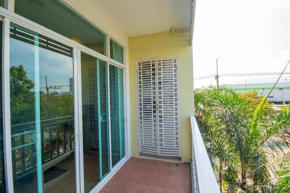  King Bed  Pool  Prime location Parking Apartment in Chiang Mai