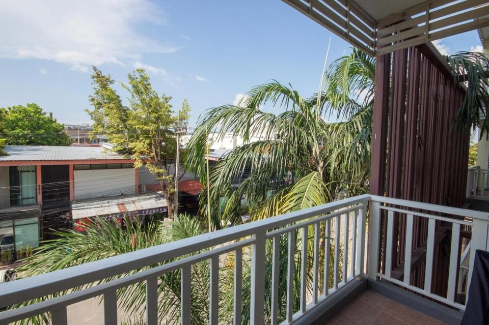  King Bed  Pool  Prime location Parking Apartment in Chiang Mai