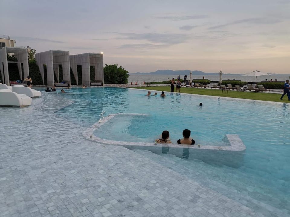 Luxuriously Appointed 3 Bedroom Veranda Residence Apartment in Pattaya City