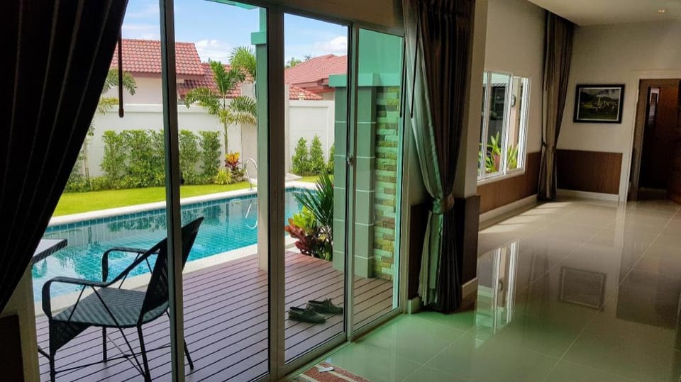 Fantastic New 3-Bed Pool Villa, 7 mins to beach Villa in Pattaya City