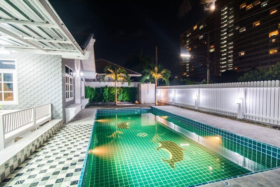 Loma Pool Villa with Private pool 5 Bedrooms Vacation rental in Pattaya City