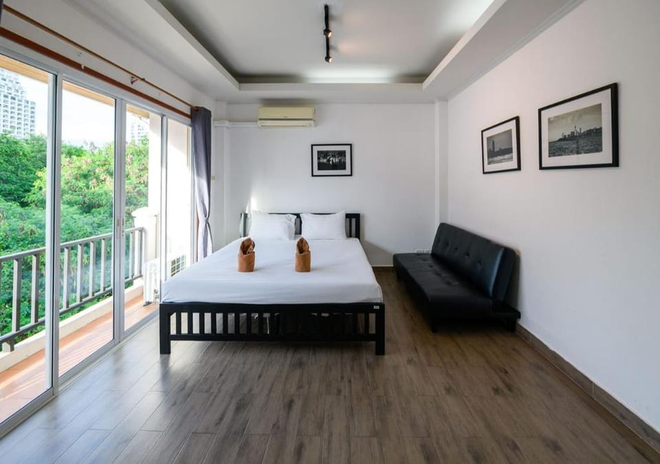 Four bedrooms Pool Villa 2 KM walking street Villa in Pattaya City