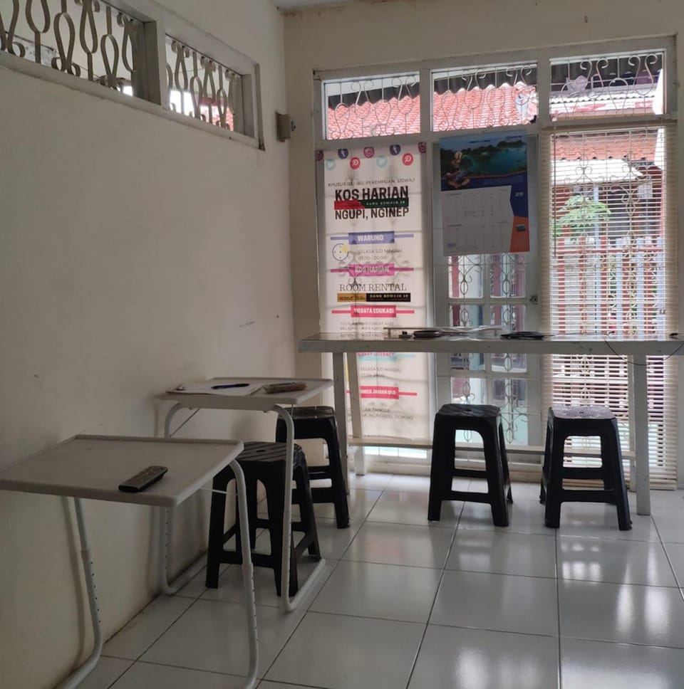Gang Remaja 19 Omah Yanto woman room Vacation rental in South Jakarta City
