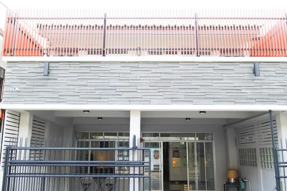 Train Night Market to 2min & MRT to 3min big House Vacation rental in Bangkok
