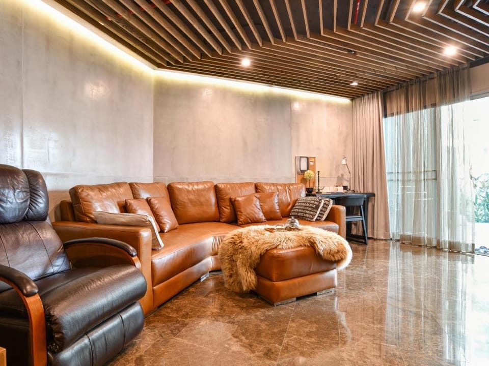 Centrally located 3 BDR Duplex w train access Apartment in Bangkok