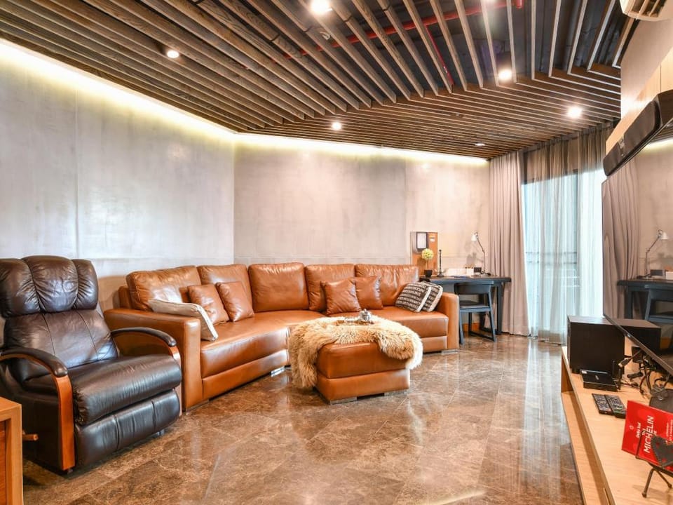 Centrally located 3 BDR Duplex w train access Apartment in Bangkok