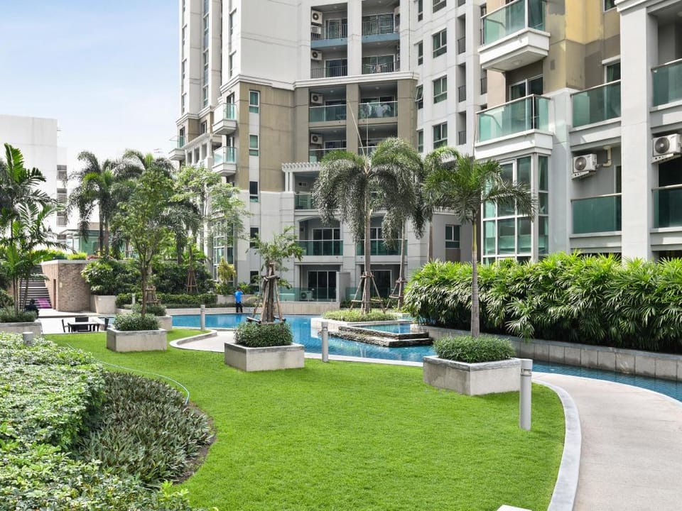 Centrally located 3 BDR Duplex w train access Apartment in Bangkok
