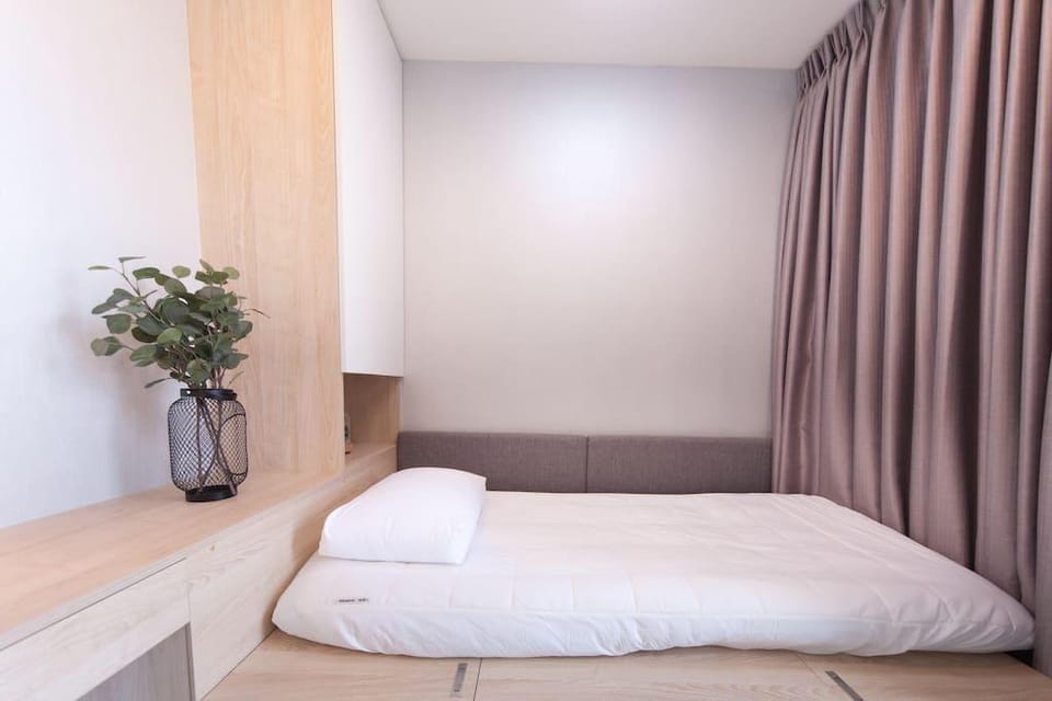 Brand new condo-airport link/MRT sky swimming pool Apartment in Bangkok