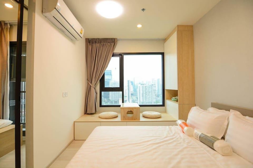 Brand new condo-airport link/MRT sky swimming pool Apartment in Bangkok