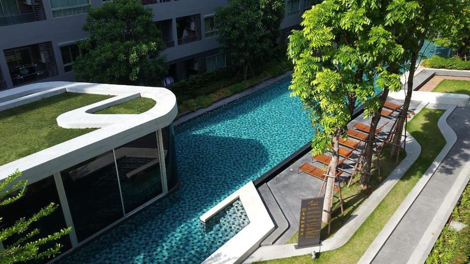 Pool view condo, Sukhumvit area, 5 min to BTS Apartment in Bangkok