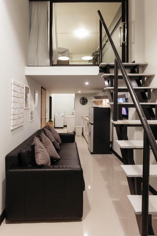 S1 Large Duplex Silom 3 Beds, Full Kitchen WIFI Apartment in Bangkok