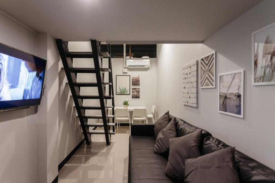 S1 Large Duplex Silom 3 Beds, Full Kitchen WIFI Apartment in Bangkok