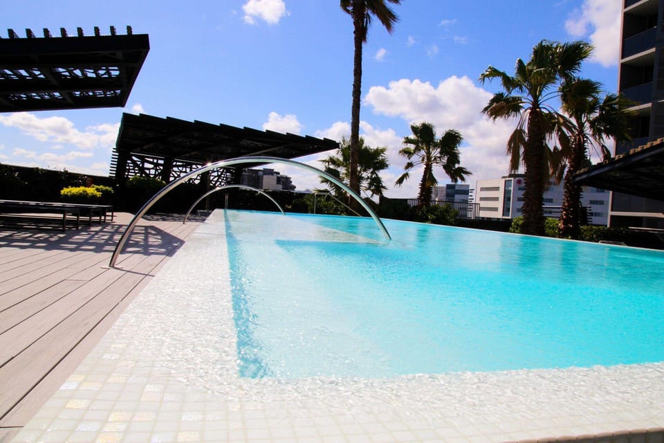 North Melbourne Getaway*2bdr/2bth/parking/pool/gym Apartment in Melbourne