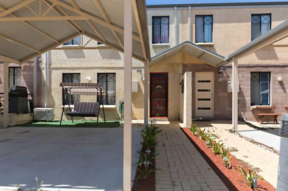 Family Townhouse Enjoy YT Premium, Netflix, Prime Apartment in Perth