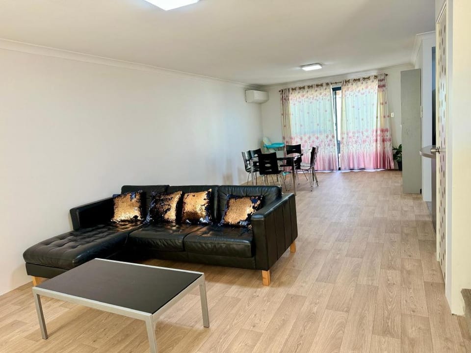 Family Townhouse Enjoy YT Premium, Netflix, Prime Apartment in Perth