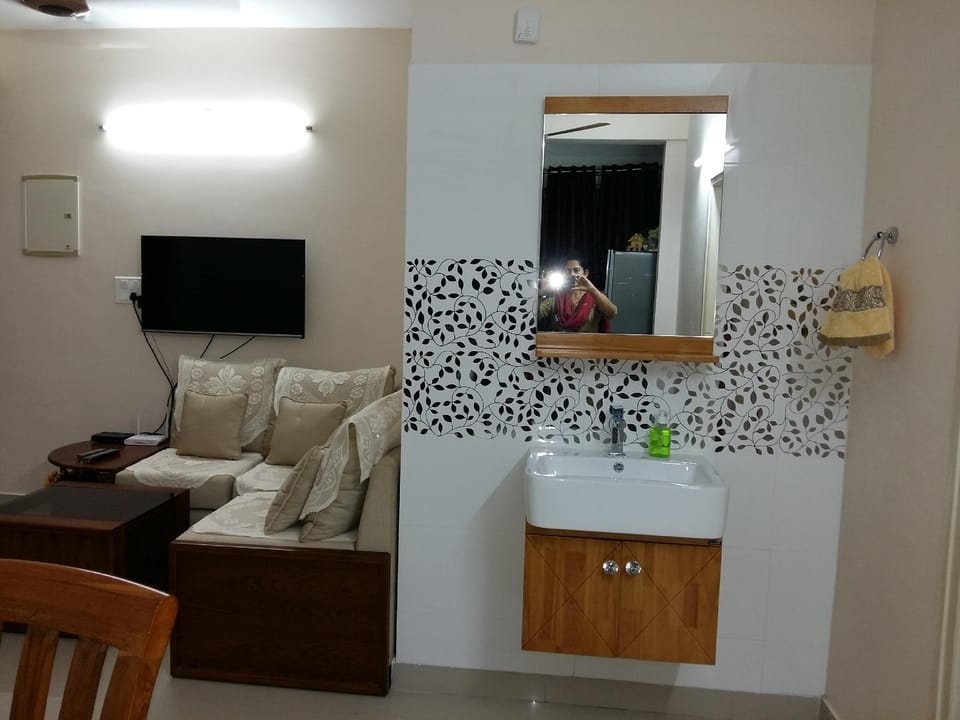 Fullly Furnished Two BHK A/c Luxury Apartment Apartment in Kochi