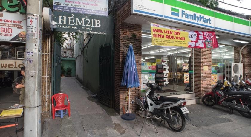 Central Saigon 2BR apt, kitchen, Netflix, washer Apartment in Ho Chi Minh City
