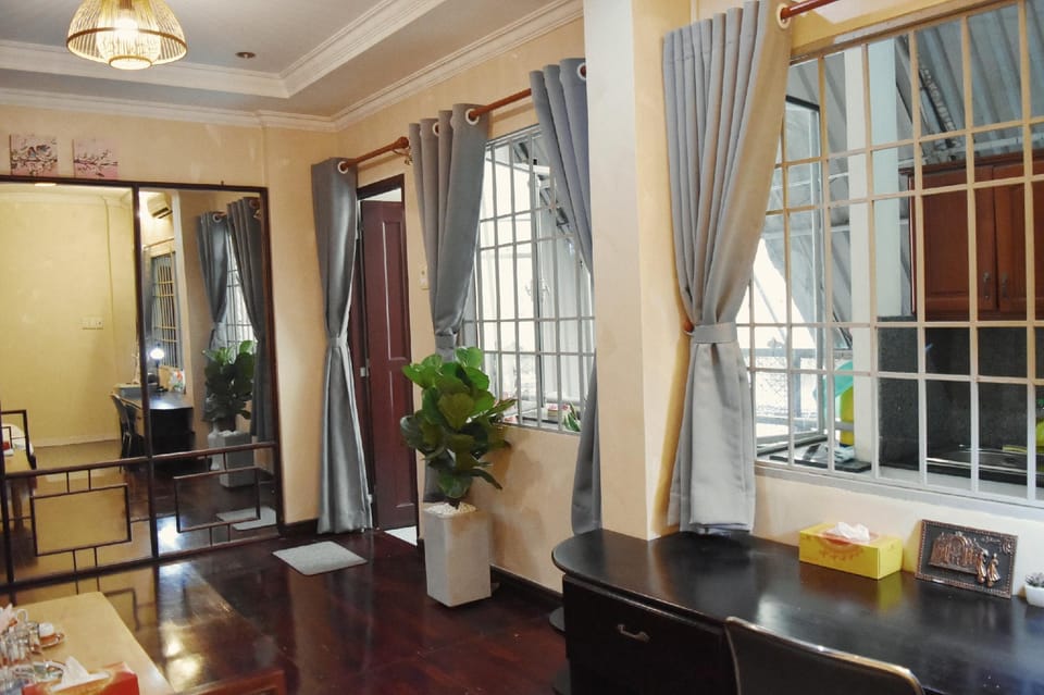Indochine studio w/Balcony @D1 near tourist area Apartment in Ho Chi Minh City