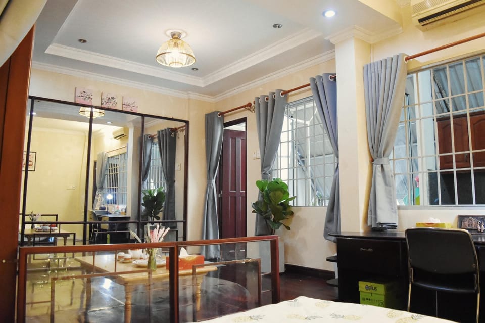 Indochine studio w/Balcony @D1 near tourist area Apartment in Ho Chi Minh City