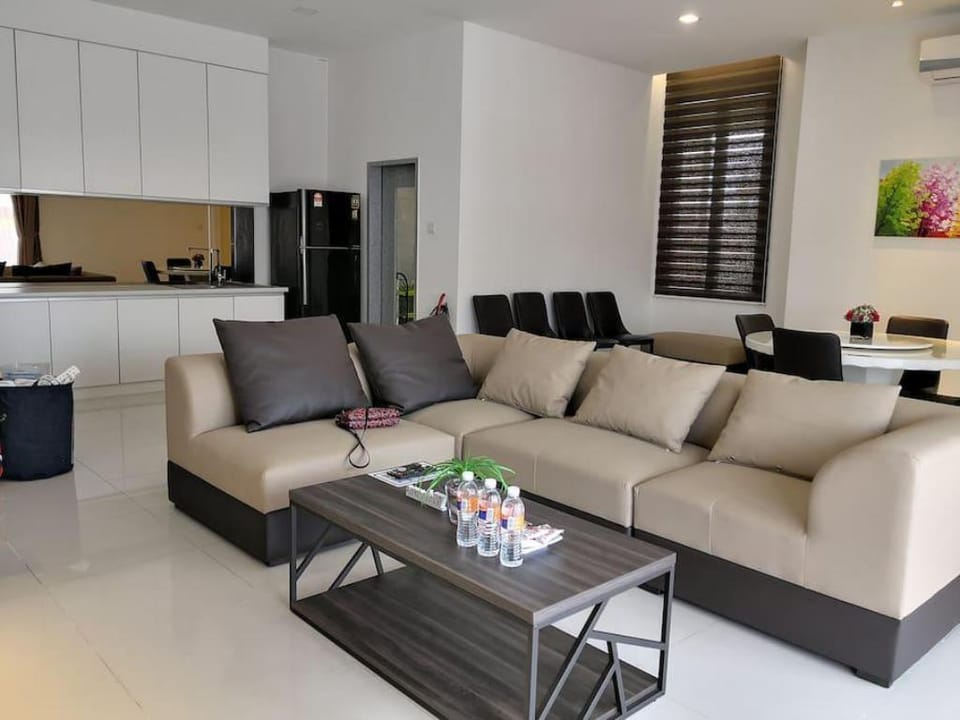Jk>CozyHome>TC>10Pax>3BedR>2BathR>2Carparks Apartment in Kuching