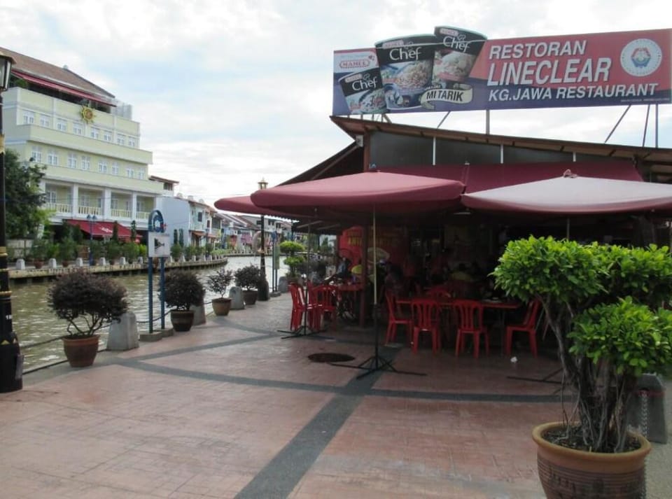 LEJU 21 | Explore Malacca from a Riverside Home Vacation rental in Malacca