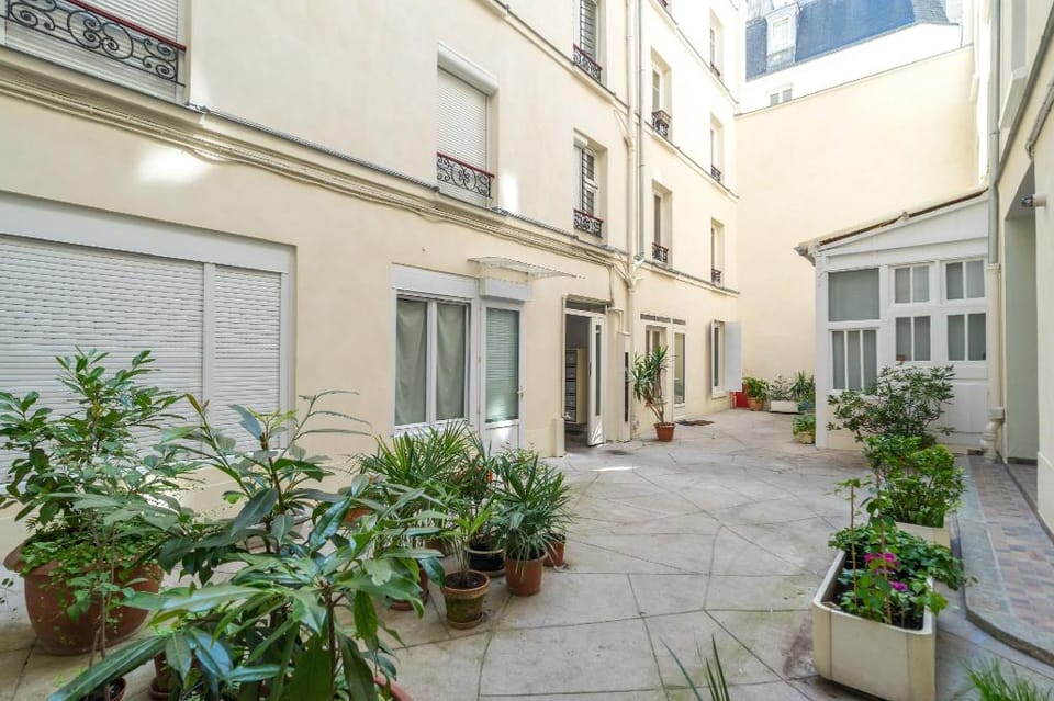 Peace and Light in Paris Center Apartment in Paris