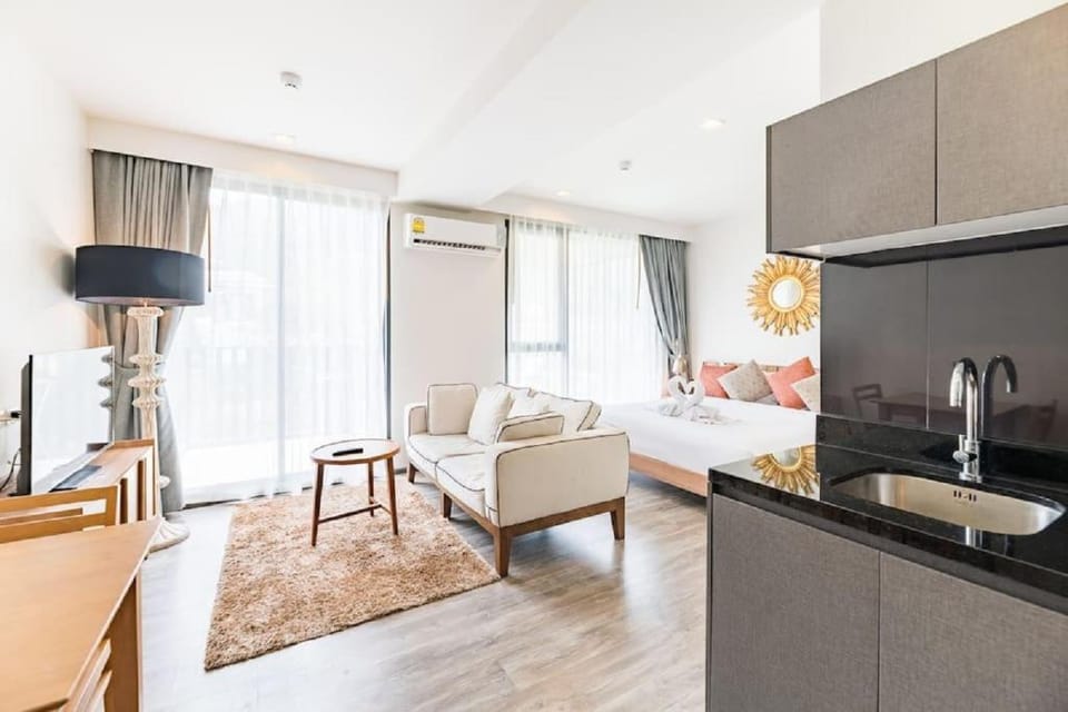 Onebed The Deck Patong condo, quiet, fast wifi，GYM Apartment in Patong
